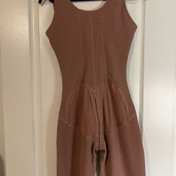 Post op bbl, liposuction faja. Brand new never worn - Picture 4 of 5